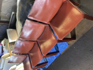 カッシーナ(Cassina) キャブ アームレスチェアの傷補修・コバ補修